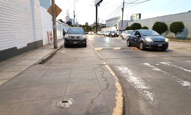 CHORRILLOS REMATO MIS ACC. DERECHOS DEL 50% DE CASA 2 PISOS+AIRES 180M2 $90 MIL DOLARES, ENTREGA INMEDIATA, URB. LOS LAURELES, ZONA RESIDENCIAL.