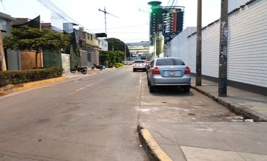 CHORRILLOS REMATO MIS ACC. DERECHOS DEL 50% DE CASA 2 PISOS+AIRES 180M2 $90 MIL DOLARES, ENTREGA INMEDIATA, URB. LOS LAURELES, ZONA RESIDENCIAL.