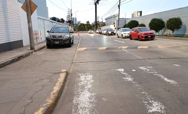 CHORRILLOS REMATO MIS ACC. DERECHOS DEL 50% DE CASA 2 PISOS+AIRES 180M2 $90 MIL DOLARES, ENTREGA INMEDIATA, URB. LOS LAURELES, ZONA RESIDENCIAL.