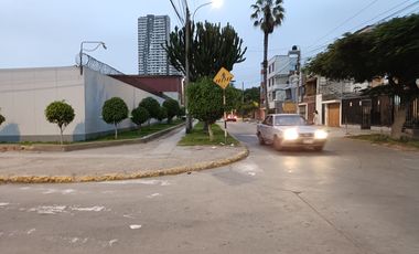CHORRILLOS REMATO MIS ACC. DERECHOS DEL 50% DE CASA 2 PISOS+AIRES 180M2 $90 MIL DOLARES, ENTREGA INMEDIATA, URB. LOS LAURELES, ZONA RESIDENCIAL.