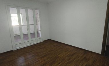 Habitacional y Comercial! Arriendo en Nueva de Valdés 951, Santiago de 5 dormitorios, 3 Baños, Subterráneo, Patio, Bodega.