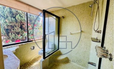 LOMAS DE BEZARES, CASA CON GRAN POTENCIAL DE REMODELACIÓN