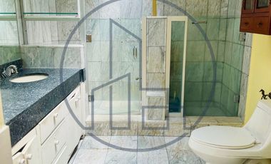LOMAS DE BEZARES, CASA CON GRAN POTENCIAL DE REMODELACIÓN