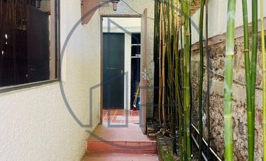 LOMAS DE BEZARES, CASA CON GRAN POTENCIAL DE REMODELACIÓN