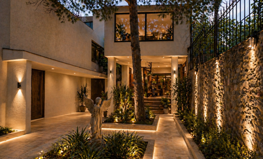 LOMAS DE BEZARES, CASA CON GRAN POTENCIAL DE REMODELACIÓN
