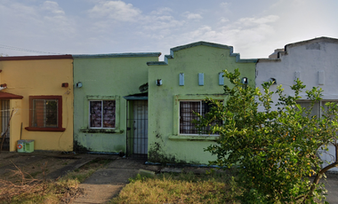 CASA EN VENTA EN COATZACOALCOS : Ciudad Olmeca (Santa Fe) : A Pasos de Avenida Universidad Veracruzana y Puerto México