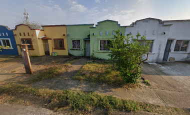 CASA EN VENTA EN COATZACOALCOS : Ciudad Olmeca (Santa Fe) : A Pasos de Avenida Universidad Veracruzana y Puerto México