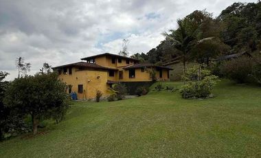 CASA CAMPESTRE A 7 MINUTOS DEL AEROPUERTO JMC