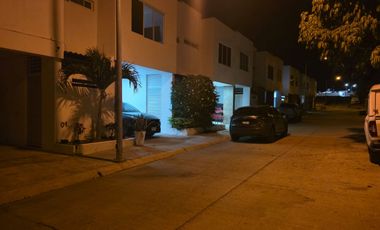 Casa en venta en Fraccionamiento Senderos en Manzanillo, Colima