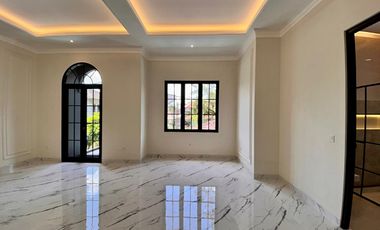 Rumah Baru Tampilan Klasik Modern di BSD