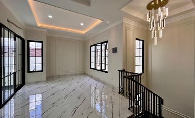 Rumah Baru Tampilan Klasik Modern di BSD