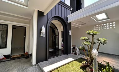 Rumah Baru Tampilan Klasik Modern di BSD