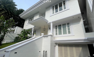 disewakan rumah 4br baru renovasi ada kolam renang 2lt lokasi strategis pondok indah