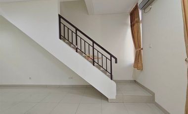 Strategis Akses JORR, Bandara Soekarno Hatta & PIK, Disewa Minimal 2 Tahun Rumah Cluster  Puri Mansion 120m Unfurnished, Baru Renovasi Terawat, Jakbar