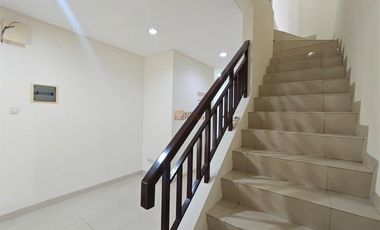 Strategis Akses JORR, Bandara Soekarno Hatta & PIK, Disewa Minimal 2 Tahun Rumah Cluster  Puri Mansion 120m Unfurnished, Baru Renovasi Terawat, Jakbar