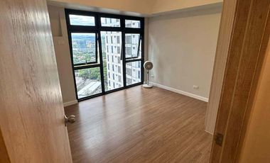 Semi-furnished 3 Bedroom corner unit with balcony including Parkng for lease in Traverine Tower