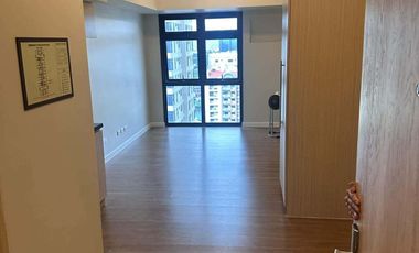 Semi-furnished 3 Bedroom corner unit with balcony including Parkng for lease in Traverine Tower