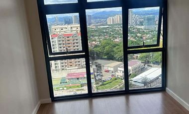 Semi-furnished 3 Bedroom corner unit with balcony including Parkng for lease in Traverine Tower