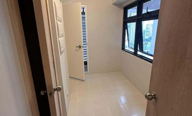 Semi-furnished 3 Bedroom corner unit with balcony including Parkng for lease in Traverine Tower