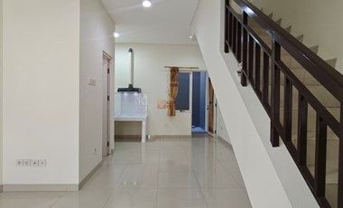 Disewa Rumah 2 Lantai 120M Puri Mansion Cluster Hawaii Unfurnished Rapi Terawat– Dekat Tol Jorr, Pik & Bandara Soetta