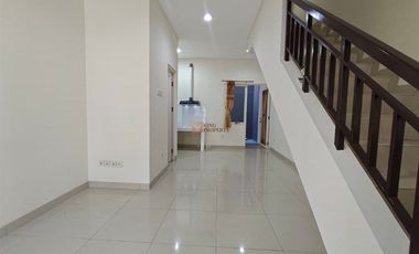 Disewa Rumah 2 Lantai 120M Puri Mansion Cluster Hawaii Unfurnished Rapi Terawat– Dekat Tol Jorr, Pik & Bandara Soetta