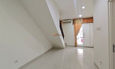 Disewa Rumah 2 Lantai 120M Puri Mansion Cluster Hawaii Unfurnished Rapi Terawat– Dekat Tol Jorr, Pik & Bandara Soetta