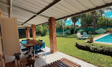 Casa en Venta en C. Buenos Aires & Urquiza - Piscina, Patio Verde, 2 Dorm, Quincho