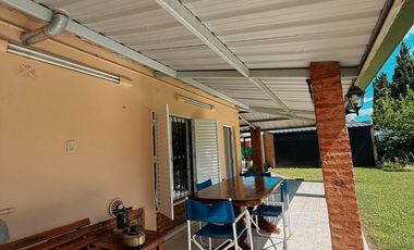 Casa en Venta en C. Buenos Aires & Urquiza - Piscina, Patio Verde, 2 Dorm, Quincho