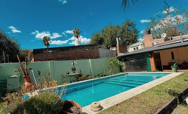 Casa en Venta en C. Buenos Aires & Urquiza - Piscina, Patio Verde, 2 Dorm, Quincho