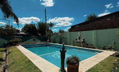 Casa en Venta en C. Buenos Aires & Urquiza - Piscina, Patio Verde, 2 Dorm, Quincho