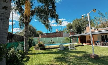 Casa en Venta en C. Buenos Aires & Urquiza - Piscina, Patio Verde, 2 Dorm, Quincho