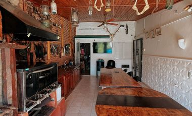 Casa en Venta en C. Buenos Aires & Urquiza - Piscina, Patio Verde, 2 Dorm, Quincho