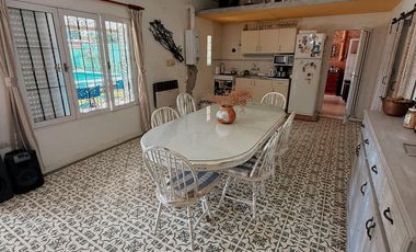 Casa en Venta en C. Buenos Aires & Urquiza - Piscina, Patio Verde, 2 Dorm, Quincho
