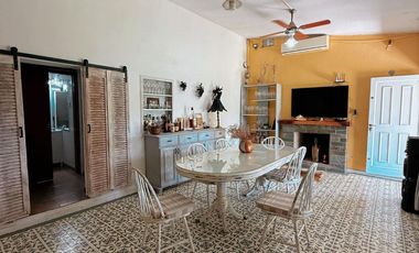 Casa en Venta en C. Buenos Aires & Urquiza - Piscina, Patio Verde, 2 Dorm, Quincho