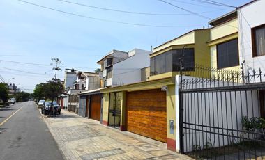 VENTA DE CASA EN SANTA PATRICIA I – LA MOLINA 160 m² Terreno | 257 m² Construídos | 3 Dormitorios | 2 Cocheras