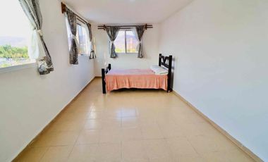 CASA EN RENTA Y VENTA SOBRE CALLE CON ALBERCA Y JARDÍN PROPIO