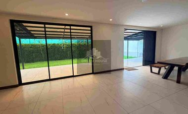 Renta de Casa de 5 dormitorios, Sector Pacho Salas, Cumbayá, Ecuador