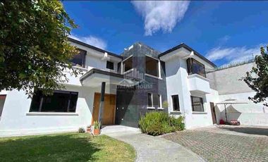 Renta de Casa de 5 dormitorios, Sector Pacho Salas, Cumbayá, Ecuador