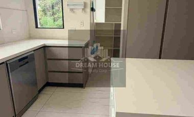 Renta de Casa de 5 dormitorios, Sector Pacho Salas, Cumbayá, Ecuador