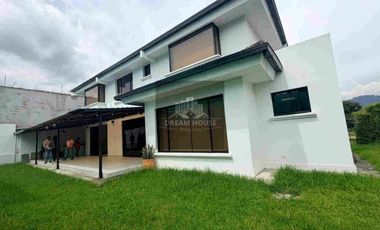 Renta de Casa de 5 dormitorios, Sector Pacho Salas, Cumbayá, Ecuador