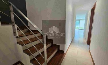 Venta de Casa Dúplex de 3 dormitorios, Sector Cumbayá, Ecuador