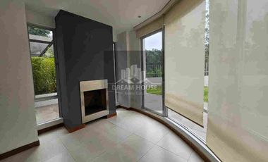 Venta de Casa Dúplex de 3 dormitorios, Sector Cumbayá, Ecuador