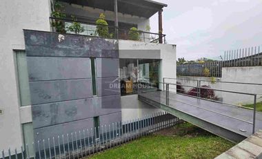 Venta de Casa Dúplex de 3 dormitorios, Sector Cumbayá, Ecuador