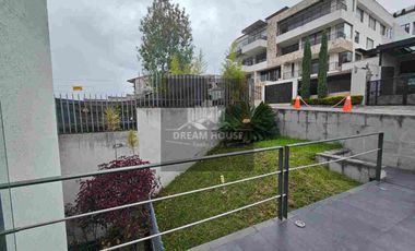 Venta de Casa Dúplex de 3 dormitorios, Sector Cumbayá, Ecuador