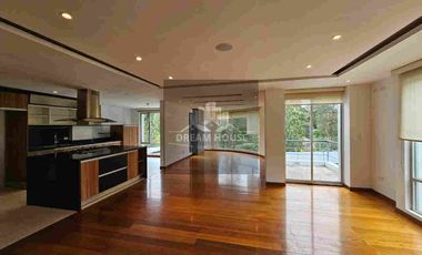 Venta de Casa Dúplex de 3 dormitorios, Sector Cumbayá, Ecuador