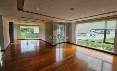 Venta de Casa Dúplex de 3 dormitorios, Sector Cumbayá, Ecuador