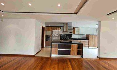 Venta de Casa Dúplex de 3 dormitorios, Sector Cumbayá, Ecuador