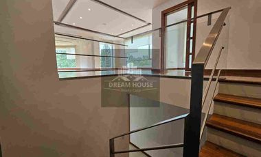 Venta de Casa Dúplex de 3 dormitorios, Sector Cumbayá, Ecuador