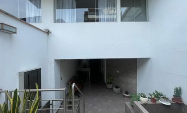 Flat 115 m² en 4to Piso – Urb. Valle Hermoso, Surco