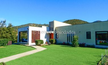 Leon Propiedades vende o arrienda con compromiso de compraventa hermosa casa en condominio, Curacaví.